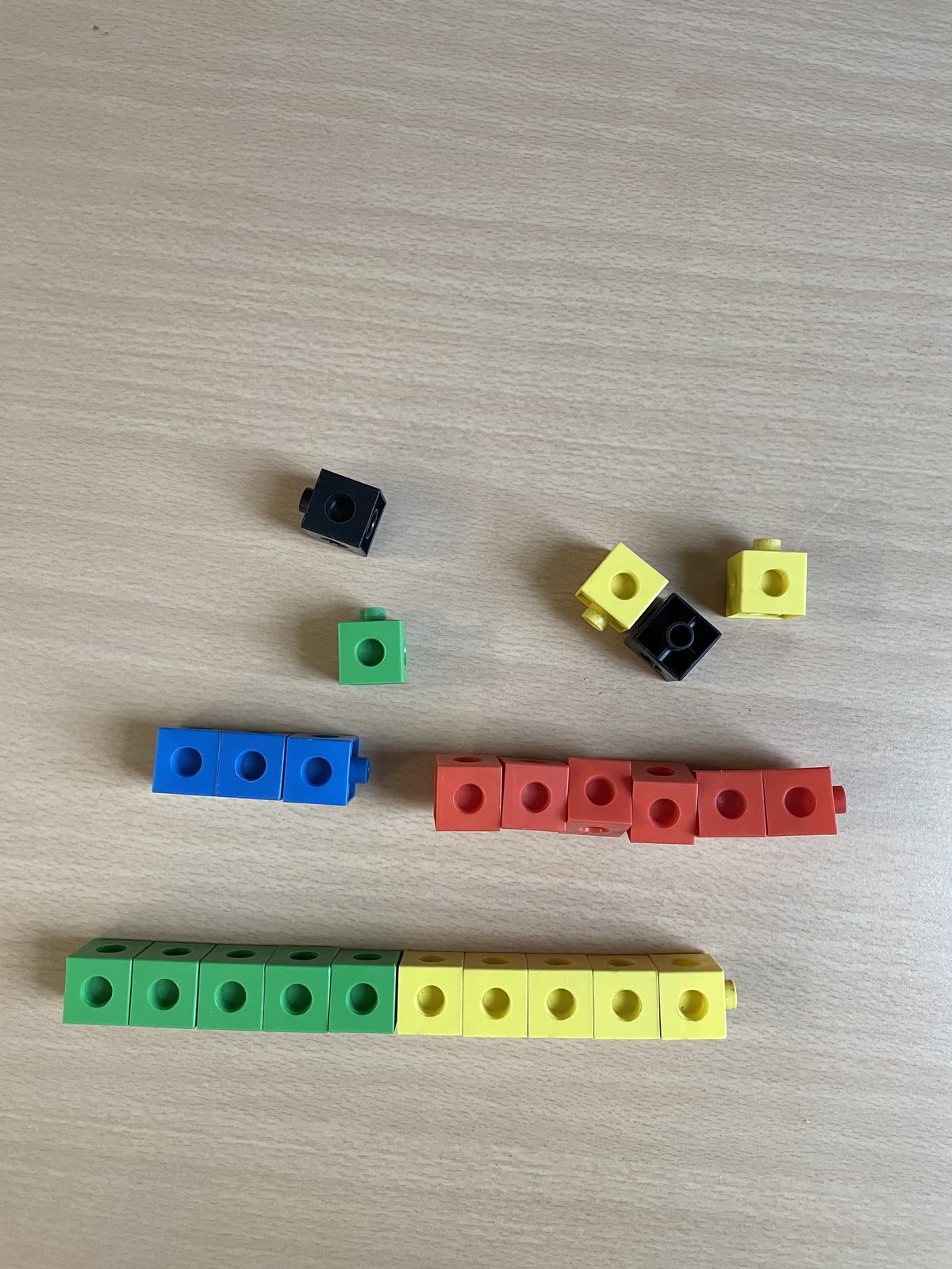 Tours de cubes emboîtables de couleurs différentes pour manipuler la décomposition en dizaines et unités