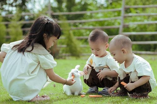 Photo illustrant le mot « enfant », exemple pour travailler le son [en / em] au CP.