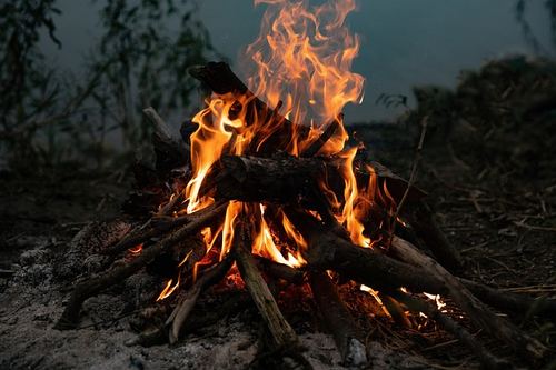 Photo illustrant le mot « feu », exemple pour travailler le son [eu / œu] au CP.